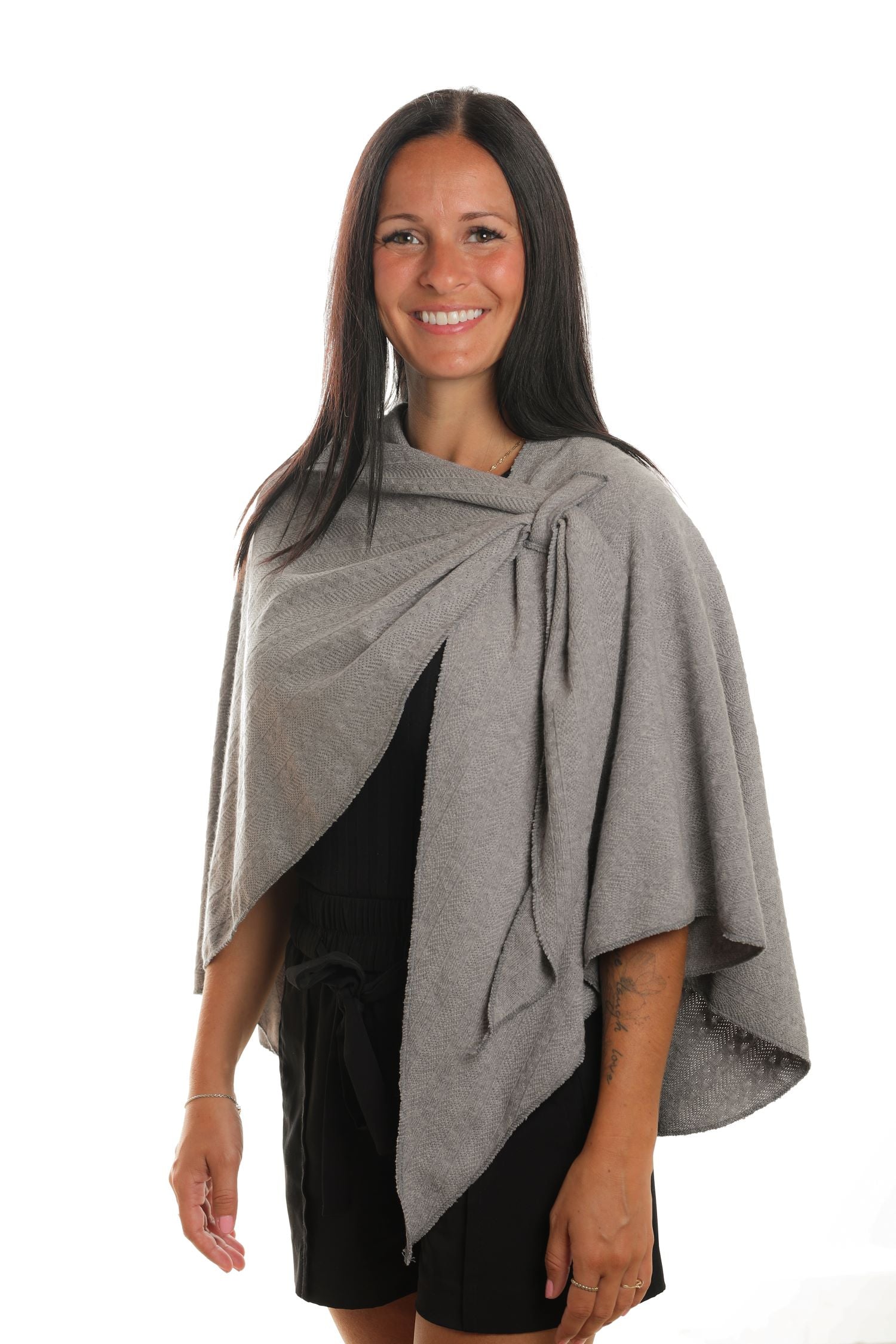 Châle court en tricot torsadé