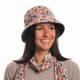 Chapeau cloche fleuri avec boucle contrastante