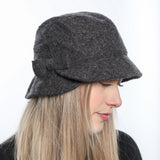 Chapeau cloche en laine bouillie avec boucle